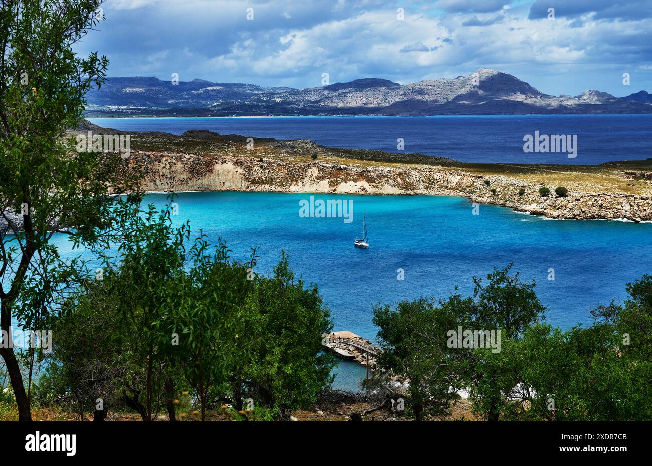 Vue sur la plage et le littoral de Lindos, Lindos, Dodécanèse, Rhodes, Grèce, Europe Banque D'Images