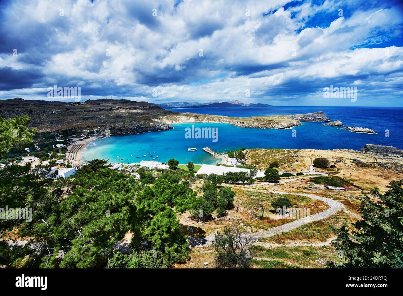 Vue sur la plage et le littoral de Lindos, Lindos, Dodécanèse, Rhodes, Grèce, Europe Banque D'Images