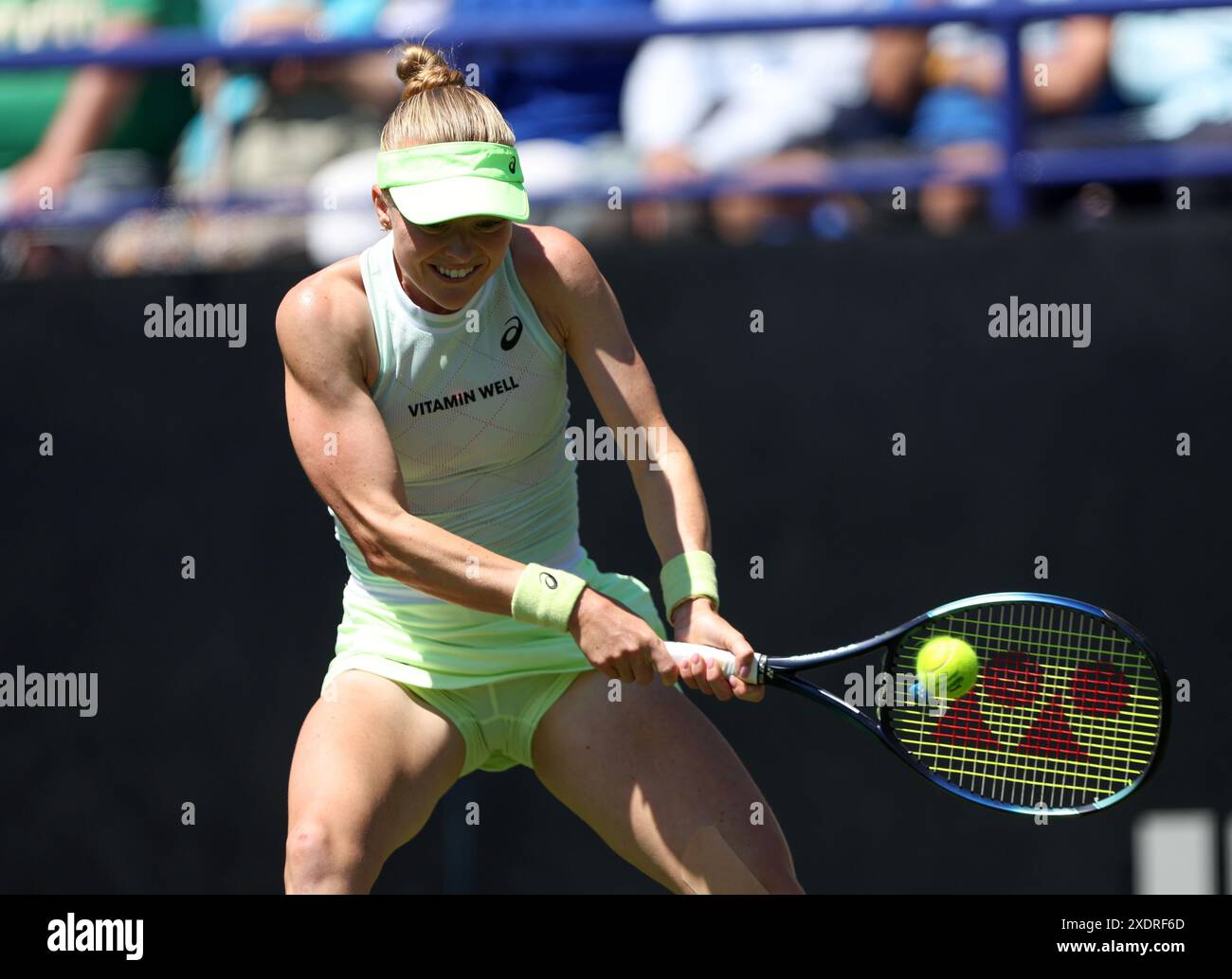 Harriet Dart en action contre Marie Bouzkova (non représentée) le troisième jour du Rothesay International au Devonshire Park, Eastbourne. Date de la photo : lundi 24 juin 2024. Banque D'Images