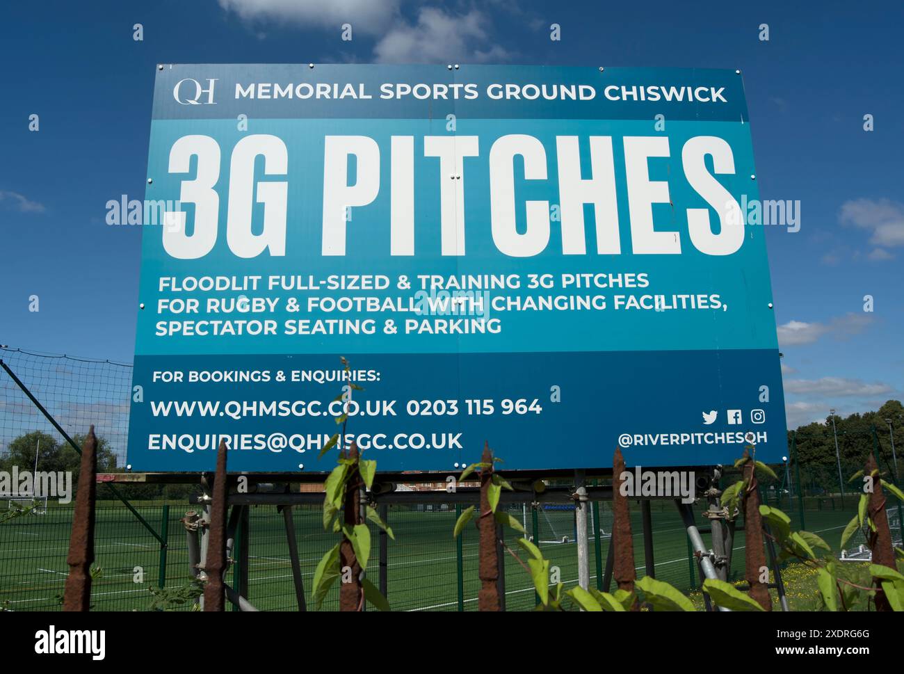 Un panneau d'affichage annonce des emplacements 3G et d'autres installations au Memorial Sports Ground, chiswick, londres, angleterre Banque D'Images