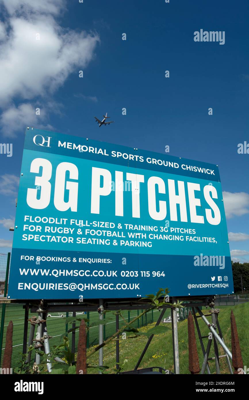 Un panneau d'affichage annonce des emplacements 3G et d'autres installations au Memorial Sports Ground, chiswick, londres, angleterre Banque D'Images