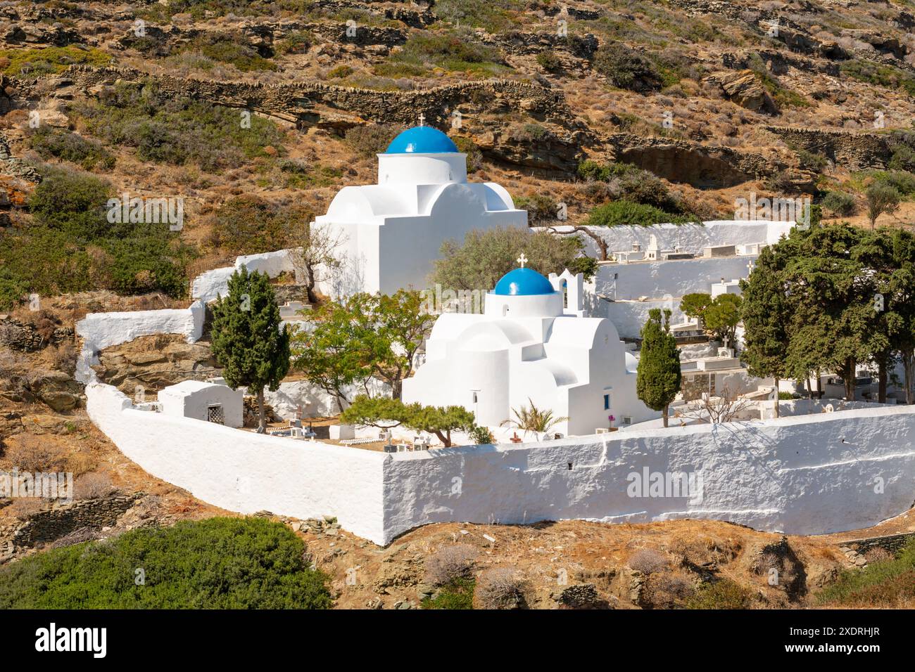 Monastère avec église blanche avec dôme bleu près du village de Kastro, île de Sifnos, Grèce Banque D'Images