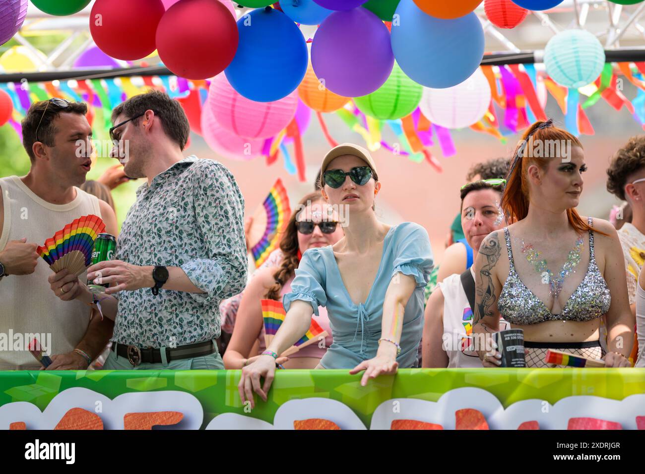 Vienne, Autriche - 08 juin 2024 : les gens à Vienna Pride en été sur Wiener Ringstrasse, femme debout sur un camion Banque D'Images