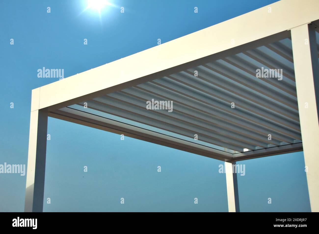 Auvent de pergola dans la photo du soleil. Banque D'Images