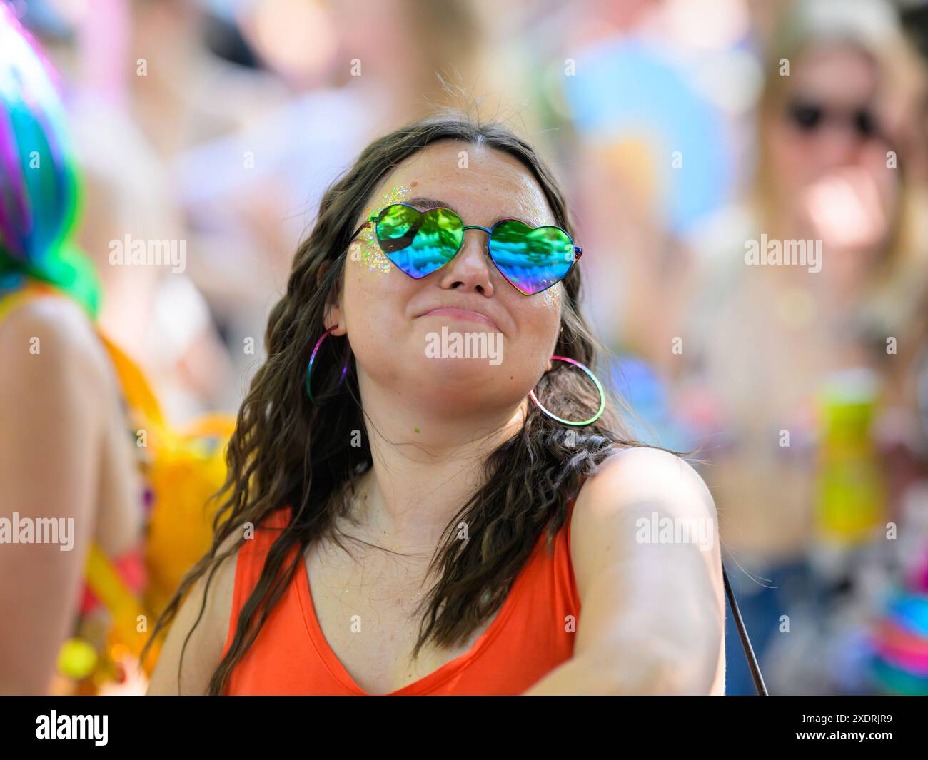 Vienne, Autriche - 08 juin 2024 : les gens à Vienna Pride en été sur Wiener Ringstrasse, femme avec des lunettes de soleil réfléchissantes marchant Banque D'Images