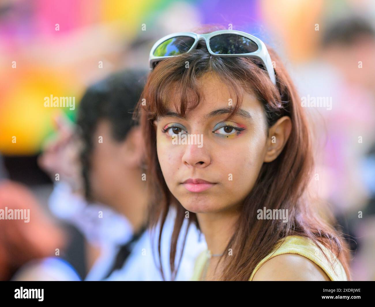 Vienne, Autriche - 08 juin 2024 : les gens à Vienna Pride en été sur Wiener Ringstrasse, portrait d'une femme Banque D'Images