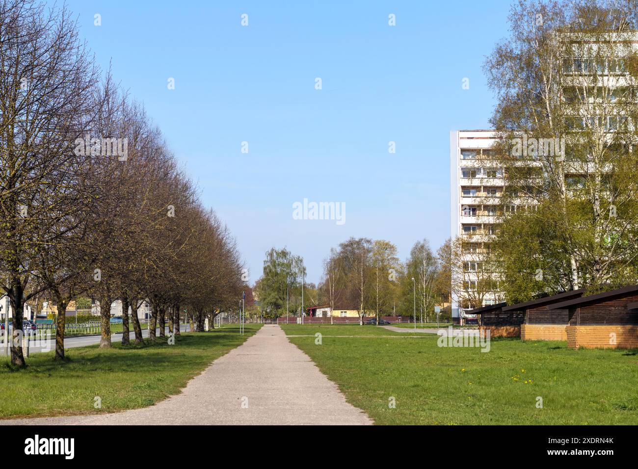 rue piétonne dans la ville avec des maisons à plusieurs étages à côté Banque D'Images