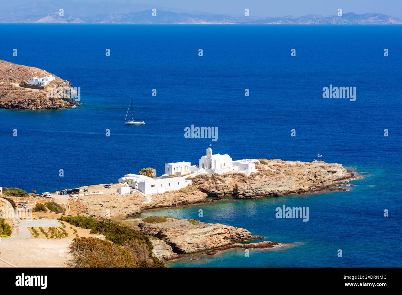 Monastère Chrisopigi situé sur une péninsule rocheuse sur l'île de Sifnos. Grèce Banque D'Images