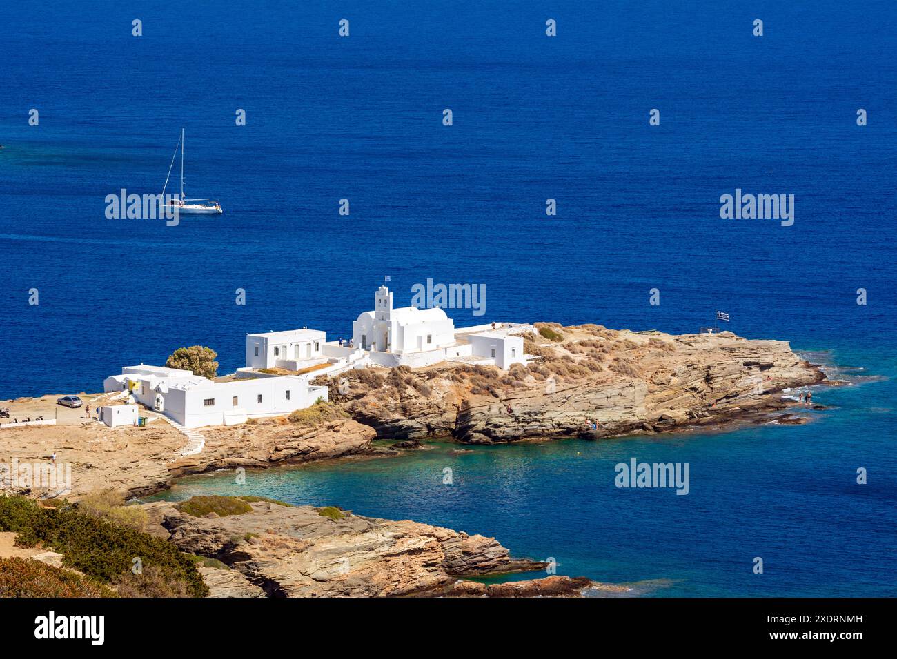 Monastère Chrisopigi situé sur une péninsule rocheuse sur l'île de Sifnos. Grèce Banque D'Images