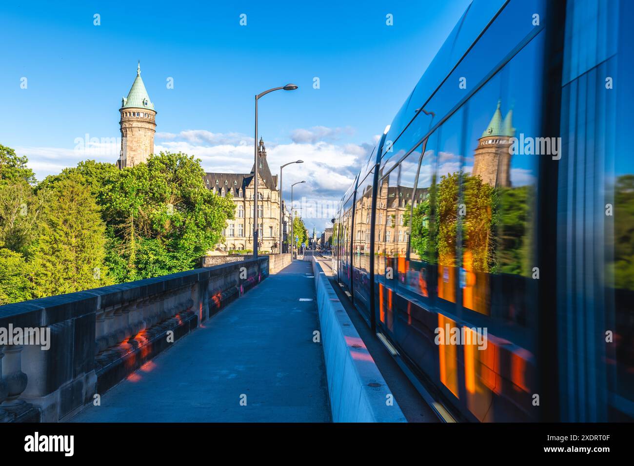 Tour de l'horloge et le pont Adolphe sont les points de repère du Luxembourg situé dans la ville de Luxembourg Banque D'Images