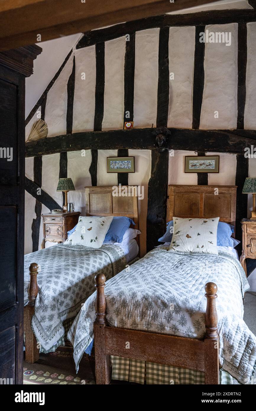 Chambre à lits jumeaux en bois dans une ancienne ferme Tudor du 16ème siècle, Hertfordshire, Angleterre, Royaume-Uni. Banque D'Images