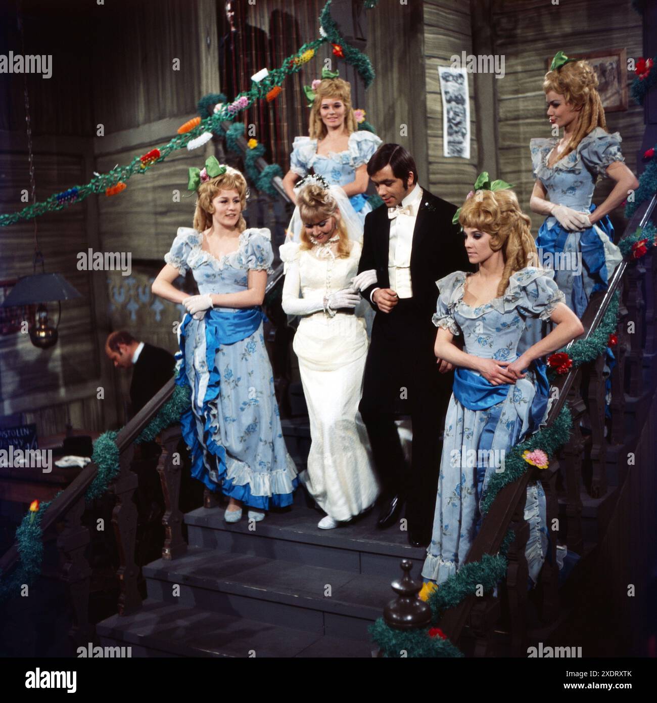 Pistolen-Jenny, Fernsehfilm, Deutschland, 1969, nach dem Drehbuch : Calamity Jane von James O'Hanlon, Regie : Alfred Weidenmann, Szene mit Rotraud Schindler und Gus Backus als Hochzeitspaar Banque D'Images