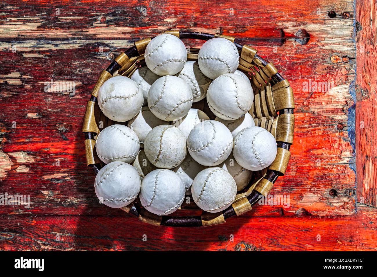 Balles de pelote basque sur une surface en bois rustique. Banque D'Images