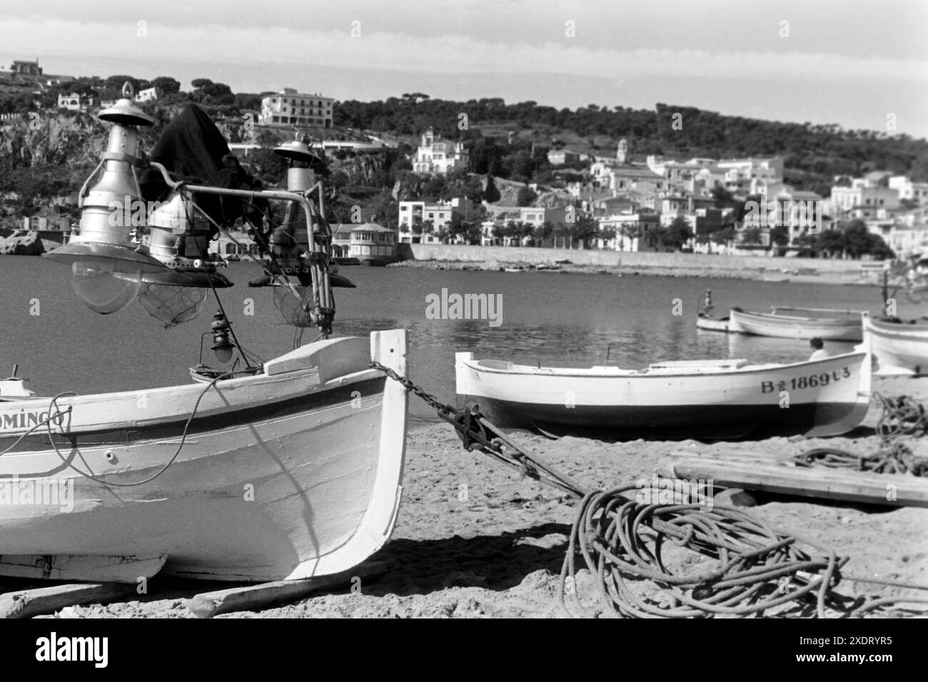 Vertäute Fischerboote liegen am Strand von San Felíu de Guixols, Katalonien 1957. Bateaux de pêche amarrés sur la plage de San Felíu de Guixols, Catalogne 1957. Banque D'Images