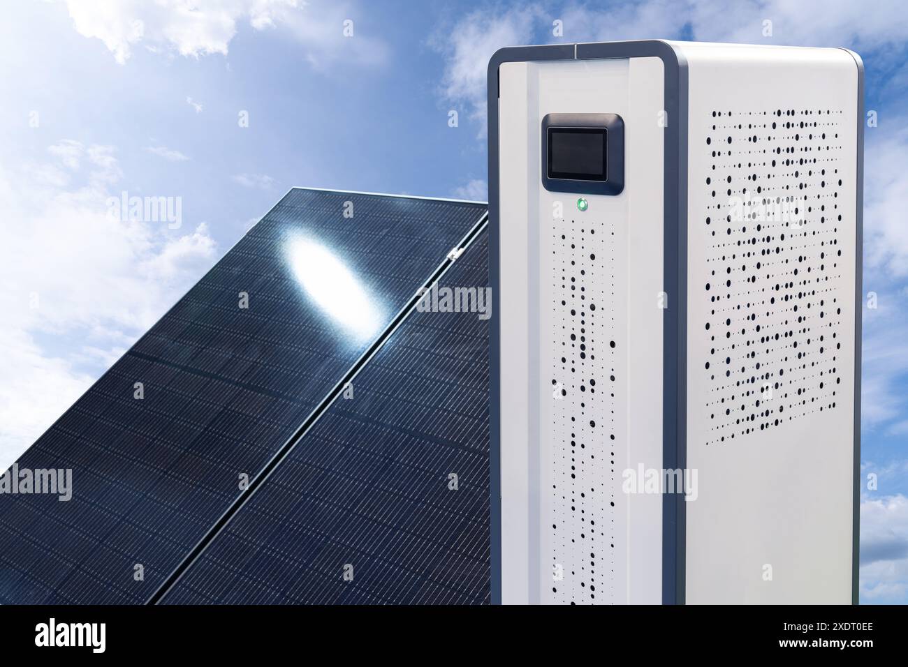 Panneau solaire avec accumulateur d'énergie rechargeable. Banque D'Images