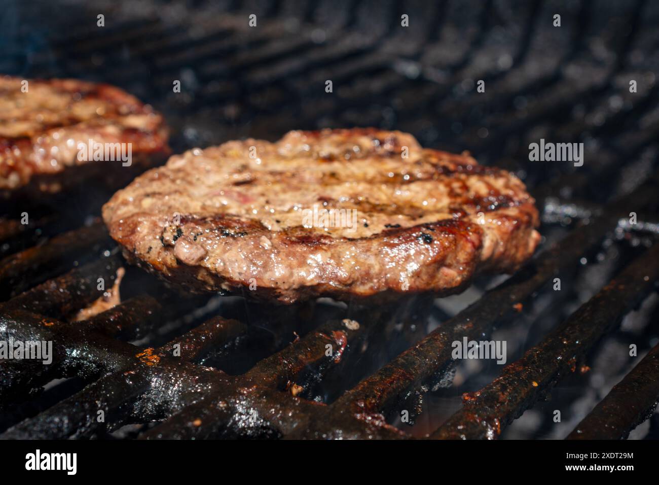 Patty hamburger maison sur un gril à gaz. Prêt à manger. Banque D'Images