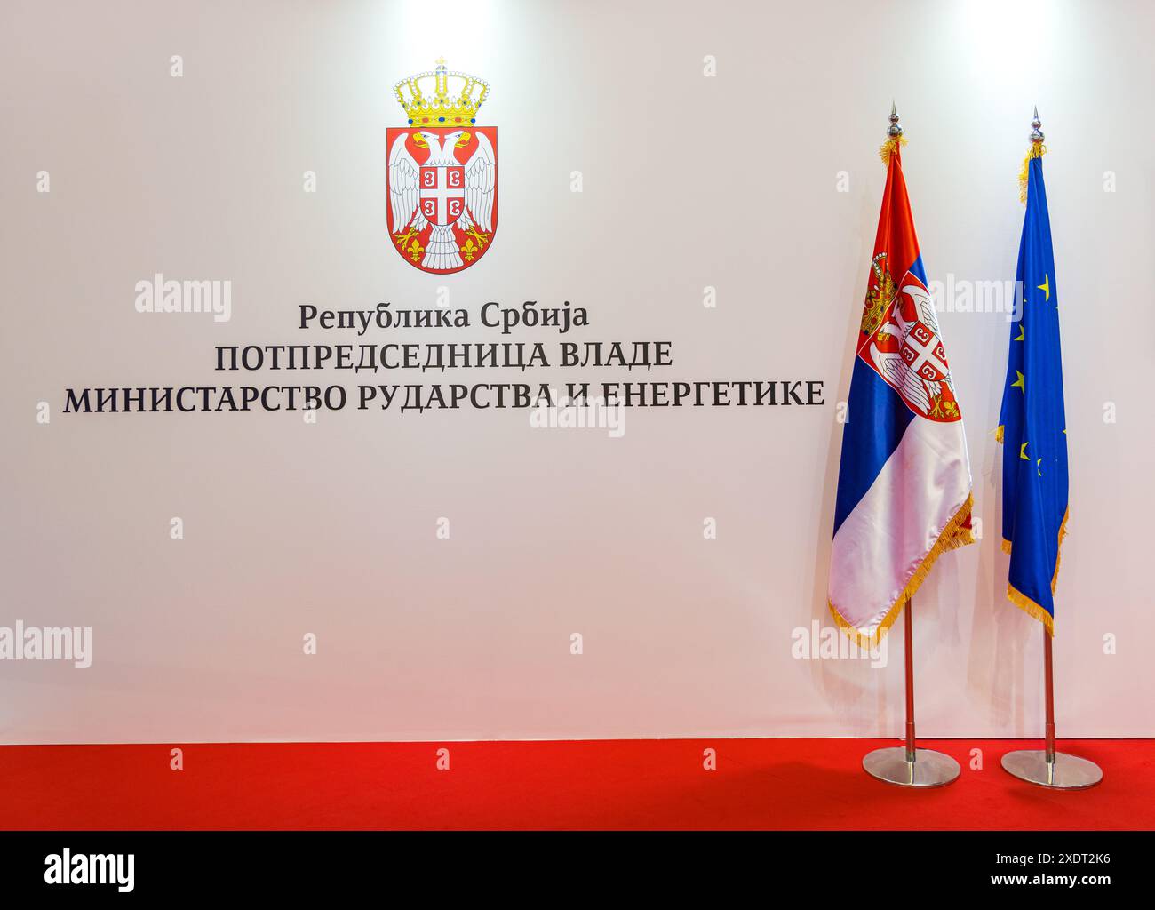 Belgrade, Serbie - 25 novembre 2021 : blasons officiels de la République de Serbie Vice-premier ministre Ministère des mines et de l'énergie serbe ONU européenne Banque D'Images