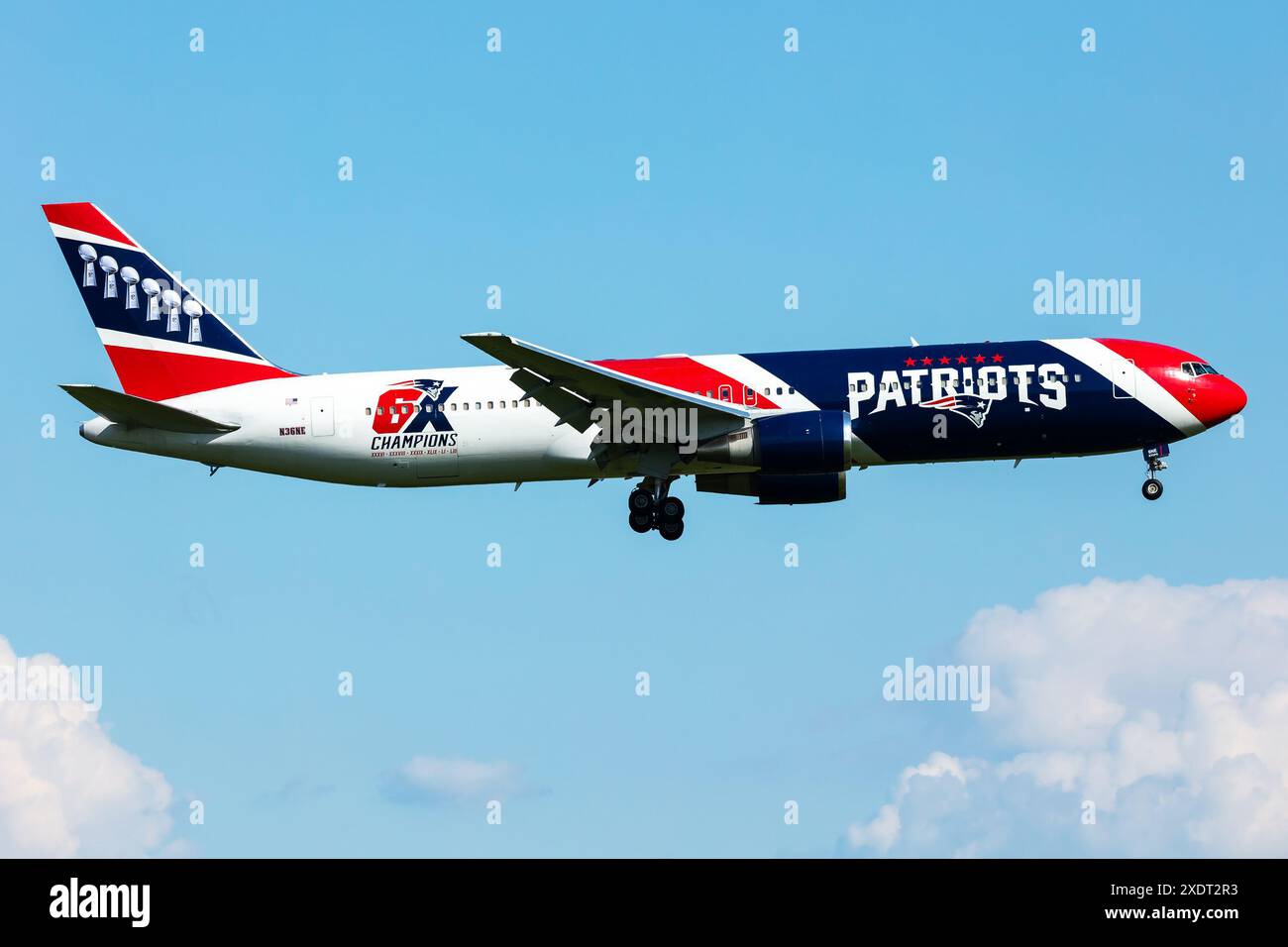 Bratislava, Slovaquie - 15 mai 2024 : vol charter militaire Boeing 767-300 d'Omni Air vers l'aéroport de Bratislava. Livrée des Patriots de la Nouvelle-Angleterre. OTAN ET ÉTATS-UNIS A Banque D'Images