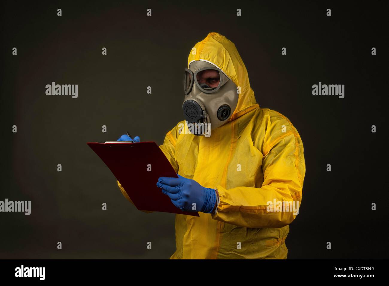 homme en costume de protection avec un masque à gaz pendant un exercice de catastrophe Banque D'Images