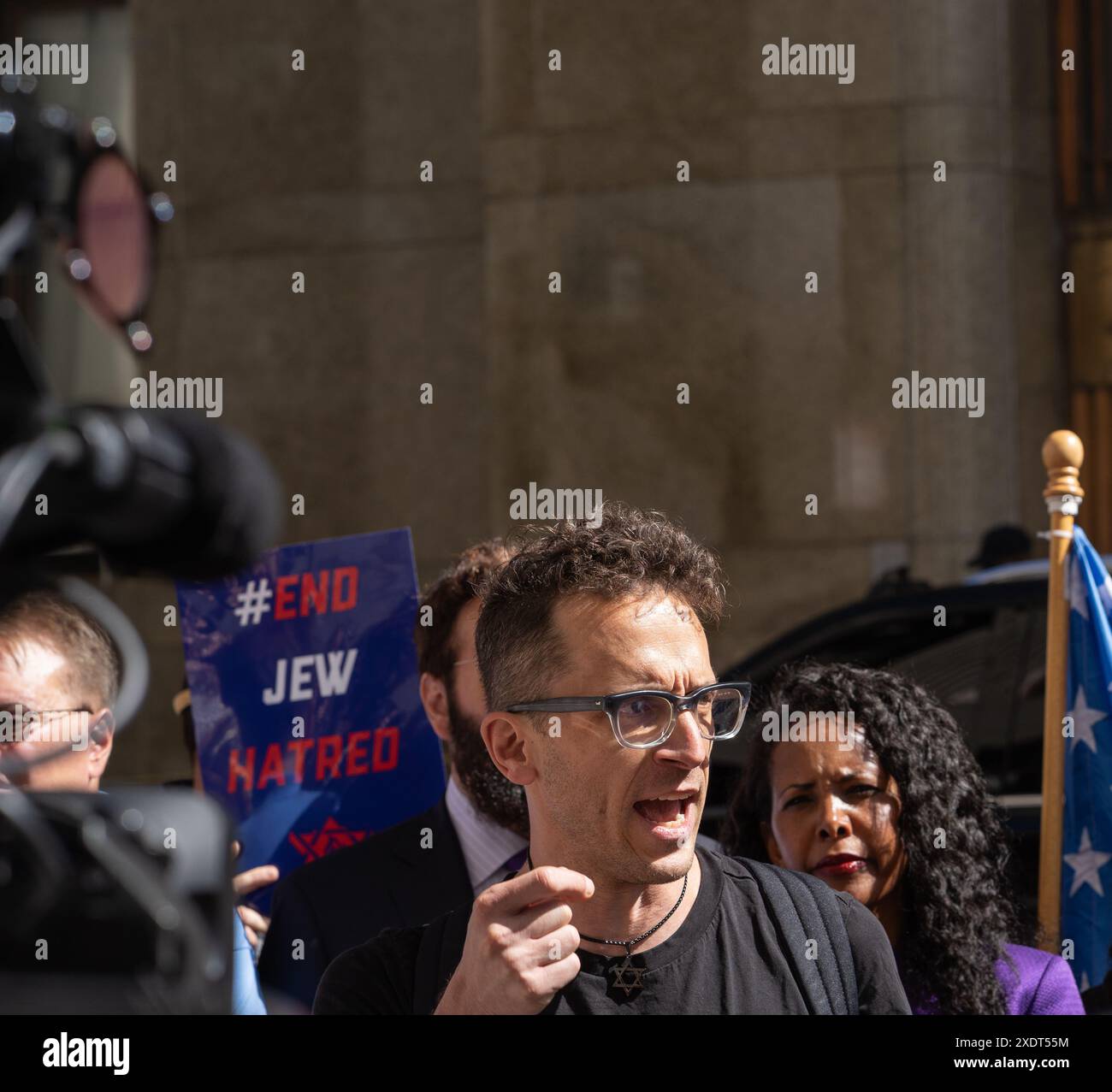 New York Ciy, États-Unis. 24 juin 2024. Des membres de la communauté juive ont tenu une conférence de presse devant le bureau du procureur du district de Manhattan à New York, NY, le 24 juin 2024, exigeant qu'Alvin Bragg poursuive les individus impliqués dans des actes d'agression antisémite et anti-américaine. Shai Davidai, professeur adjoint à la Columbia Business School exige que ceux qui ont pris le contrôle du Hamilton Hall à Columbia et les foules pro-Hamas menaçant les New-Yorkais soient poursuivis. (Photo de Steve Sanchez/Sipa USA). Crédit : Sipa USA/Alamy Live News Banque D'Images