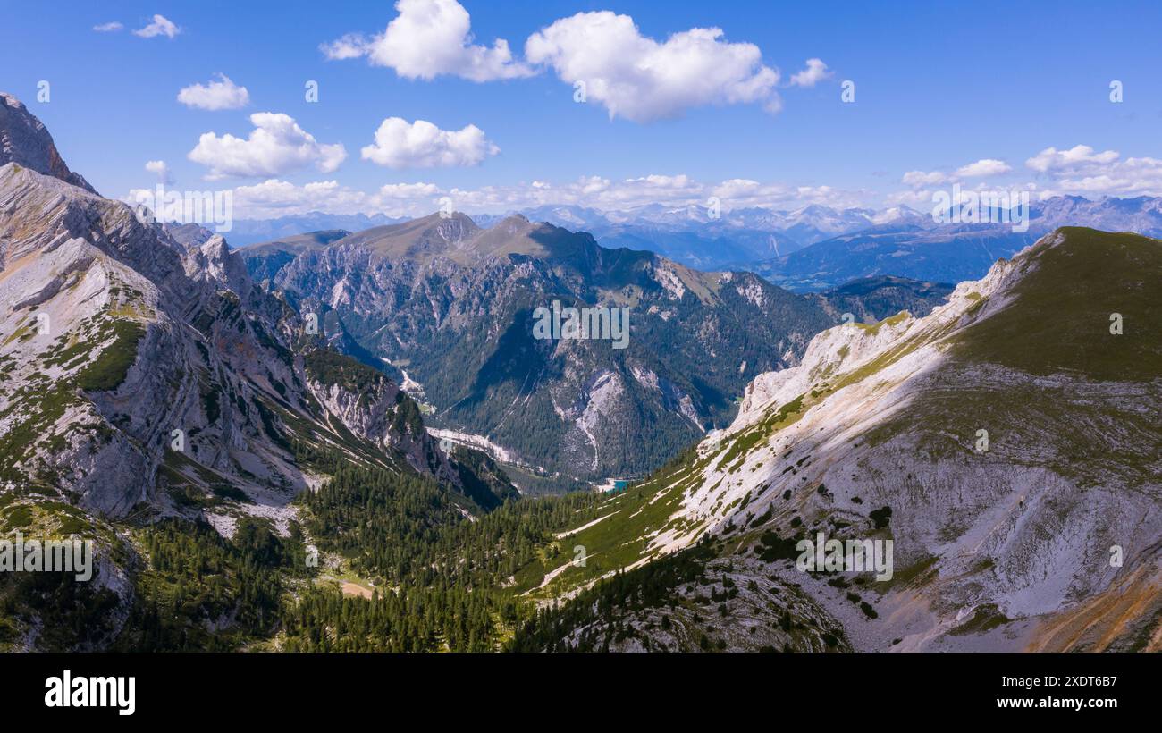 De hautes roches. Alpes en Italie. Tyrol du Sud. Dolomites. Paysage verdoyant avec des pierres et une végétation verte. Paysage de montagne. Tir à partir d'un drone. Photo fr Banque D'Images