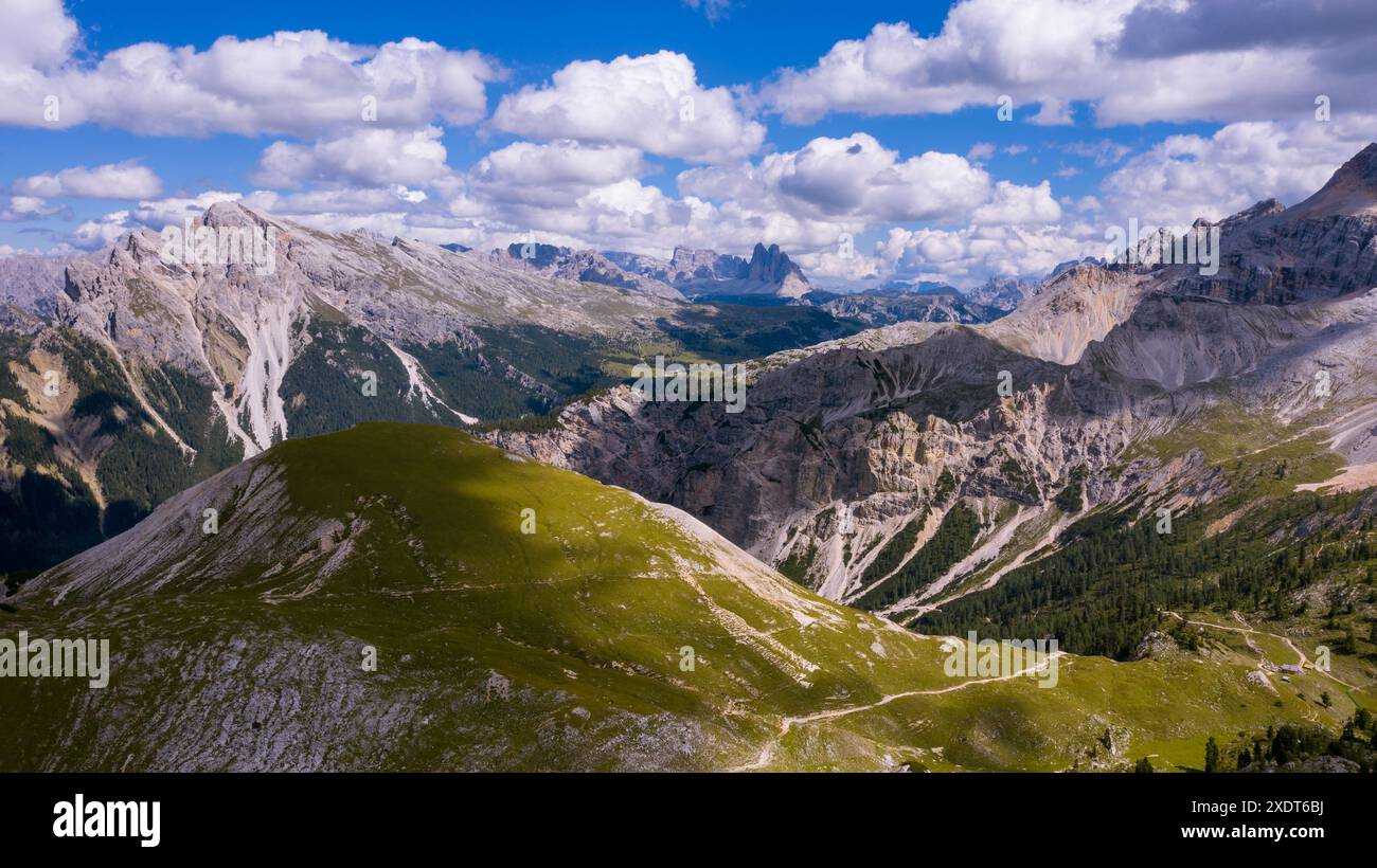 De hautes roches. Alpes en Italie. Tyrol du Sud. Dolomites. Paysage verdoyant avec des pierres et une végétation verte. Paysage de montagne. Tir à partir d'un drone. Photo fr Banque D'Images
