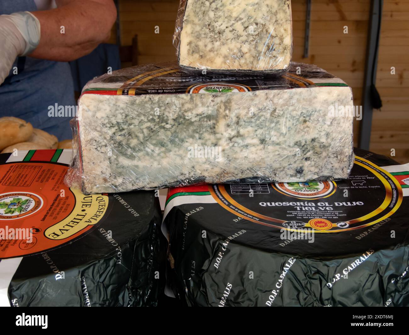 OVIEDO, ESPAGNE - 10 MAI 2024 : section transversale de fromage de moule bleu au lait cru Cabrales sur la Foire du jour de l'Ascension à Oviedo, Asturies, Espagne. Queso de Cabral Banque D'Images