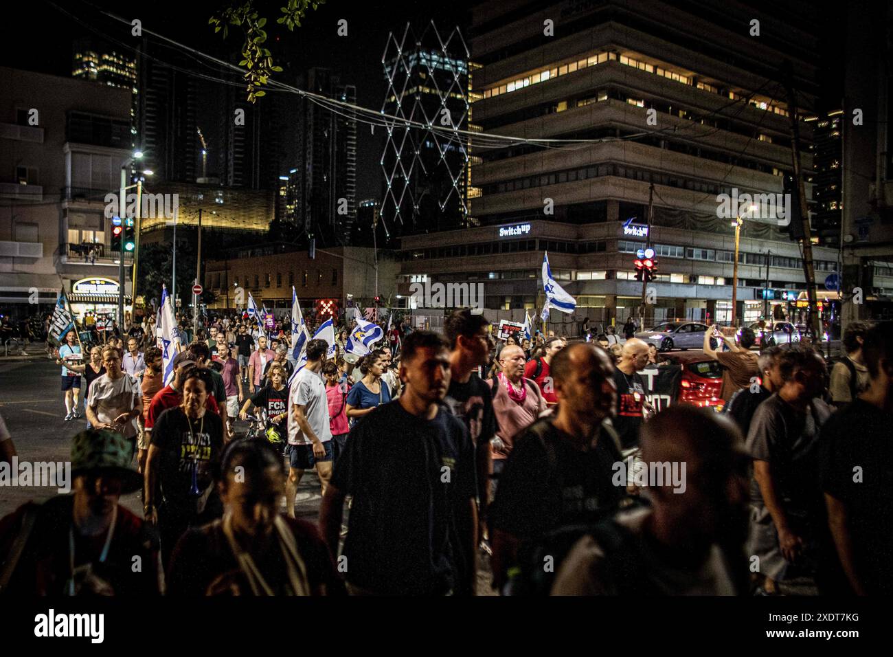 Tel Aviv, Israël. 22 juin 2024. Des manifestants israéliens marchent pendant une manifestation. Des dizaines de milliers de manifestants anti-gouvernementaux ont manifesté à tel Aviv, appelant Israël à faire avancer un accord pour libérer les otages détenus par le Hamas à Gaza, pour mettre fin à la guerre et pour l'éviction du premier ministre Benjamin Netanyahu et des élections anticipées. (Crédit image : © Eyal Warshavsky/SOPA images via ZUMA Press Wire) USAGE ÉDITORIAL SEULEMENT! Non destiné à UN USAGE commercial ! Banque D'Images