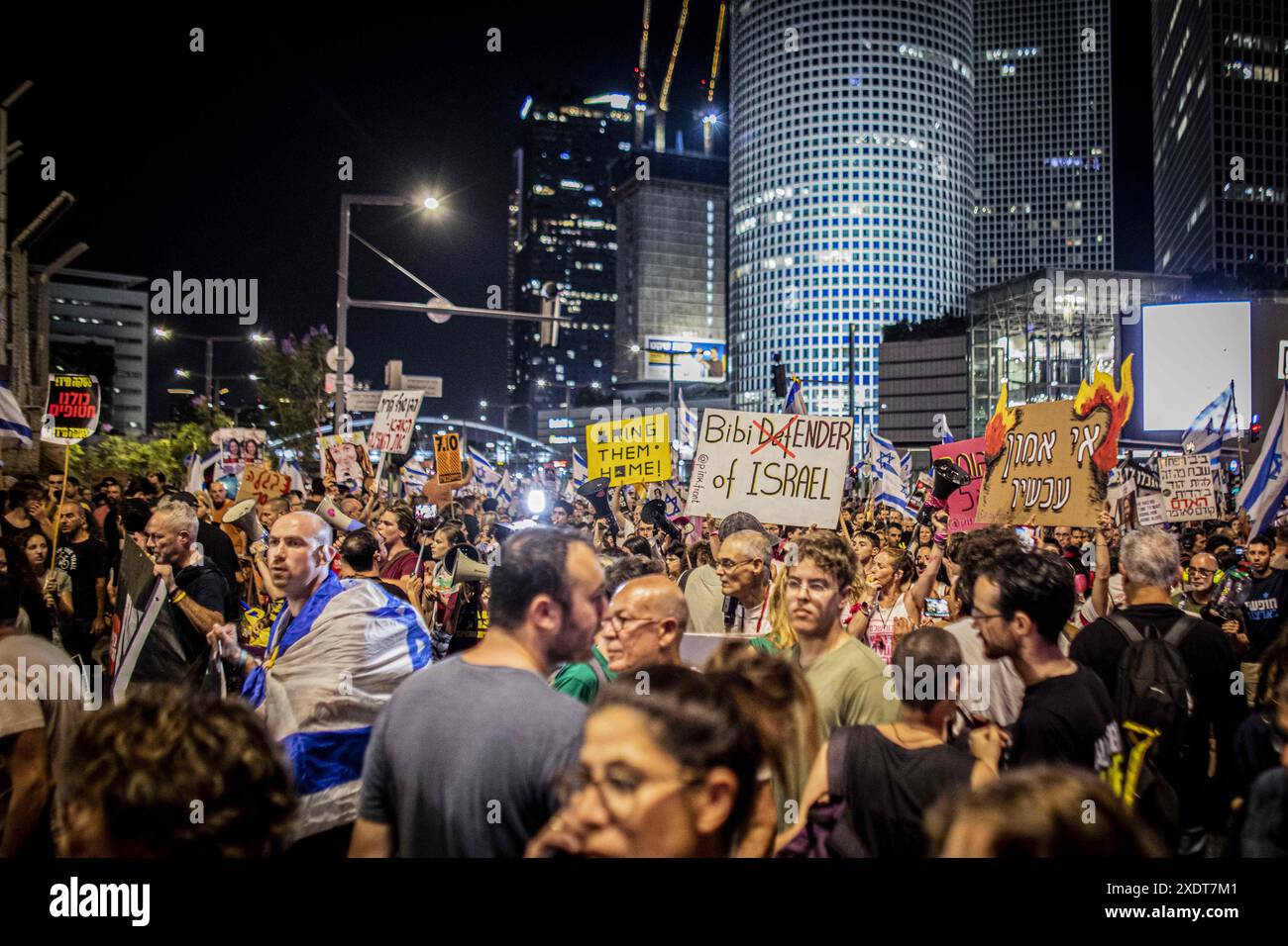 Tel Aviv, Israël. 22 juin 2024. Des manifestants israéliens brandissent des pancartes pendant une manifestation. Des dizaines de milliers de manifestants anti-gouvernementaux ont manifesté à tel Aviv, appelant Israël à faire avancer un accord pour libérer les otages détenus par le Hamas à Gaza, pour mettre fin à la guerre et pour l'éviction du premier ministre Benjamin Netanyahu et des élections anticipées. (Crédit image : © Eyal Warshavsky/SOPA images via ZUMA Press Wire) USAGE ÉDITORIAL SEULEMENT! Non destiné à UN USAGE commercial ! Banque D'Images