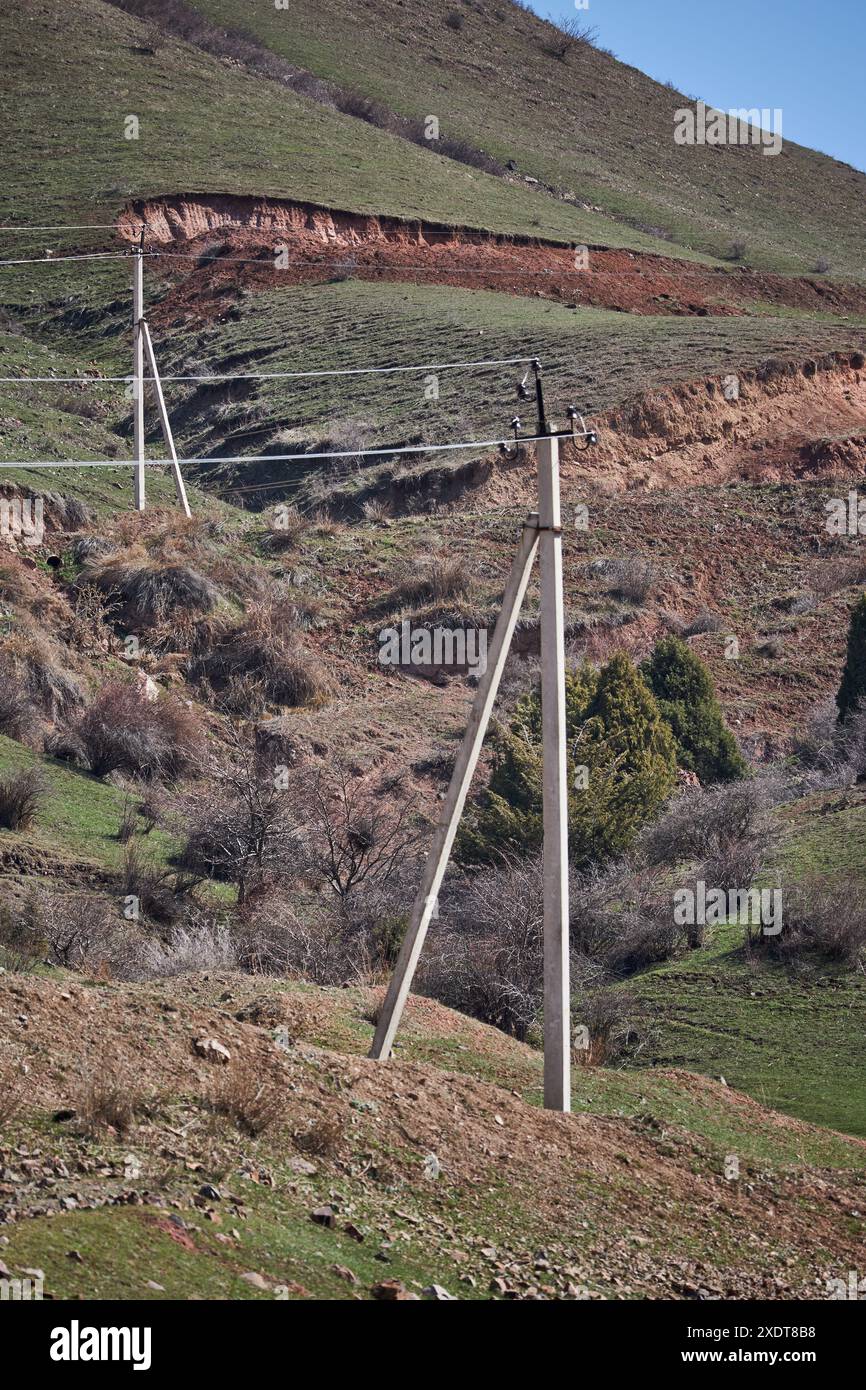 Deux piliers en béton, ancienne ligne électrique avec de faibles flux d'énergie à des niveaux de tension domestique bas dans la campagne. transmission électrique, portant électri Banque D'Images