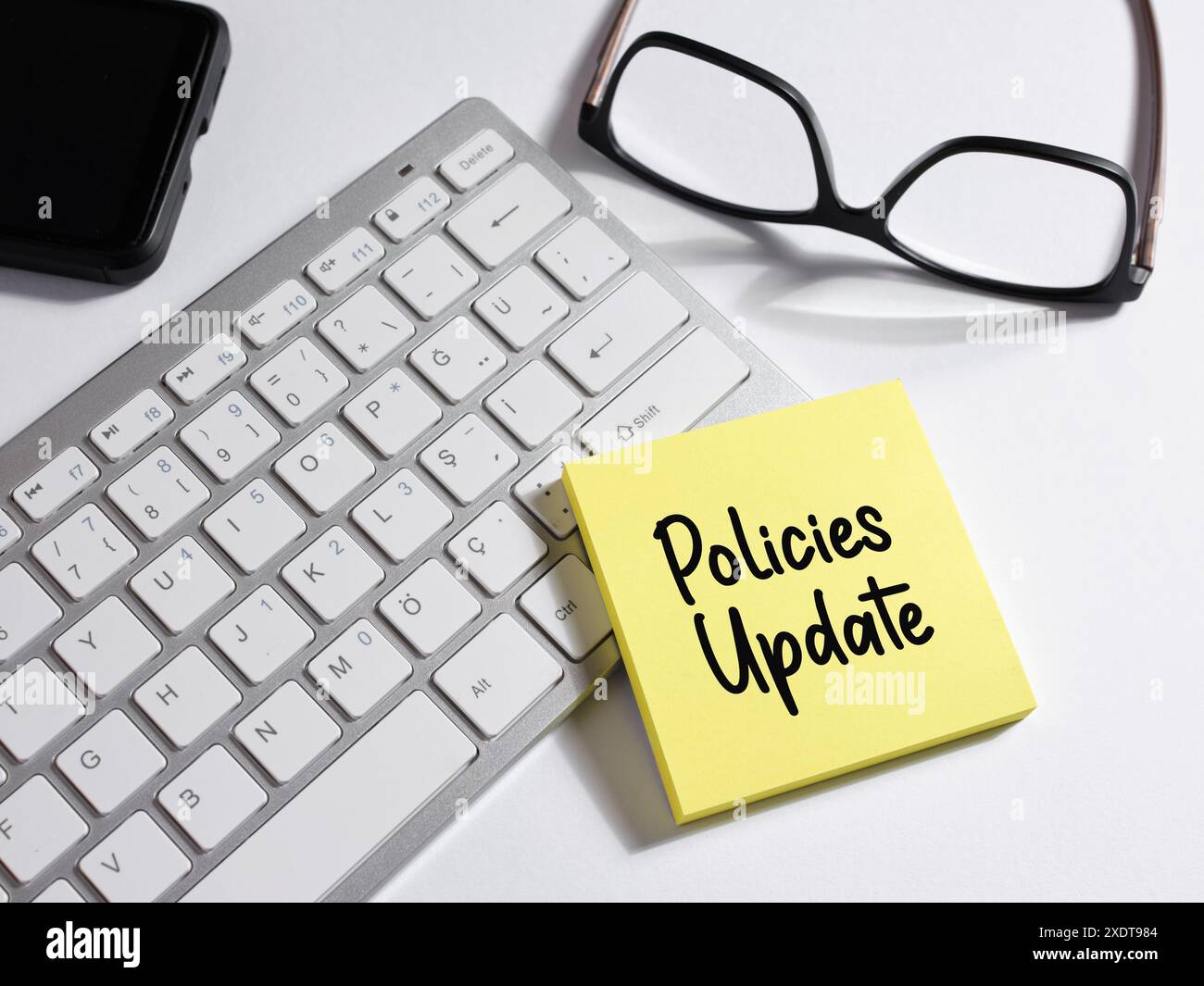 Concept de rappel de mise à jour de police. La mise à jour des stratégies de message est écrite sur un papier de note autocollante. Banque D'Images