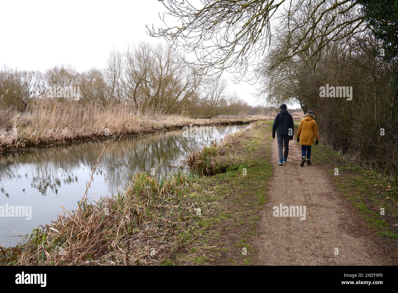 Upton Northampton Northamptonshire les gens marchent en marchant l'herbe rive de l'eau bord de ruisseau portes arbres campagne comté pays terre cours d'eau lac ruisseau Banque D'Images