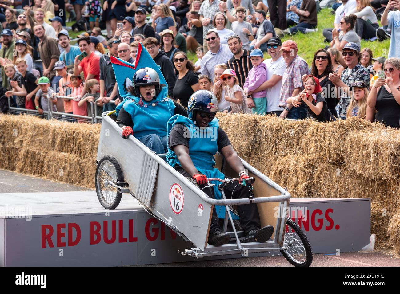 Chariot de course Lucky Stars à la Red Bull Soapbox Race Londres, dans le parc d'Alexandra Palace, Royaume-Uni. S'écraser Banque D'Images