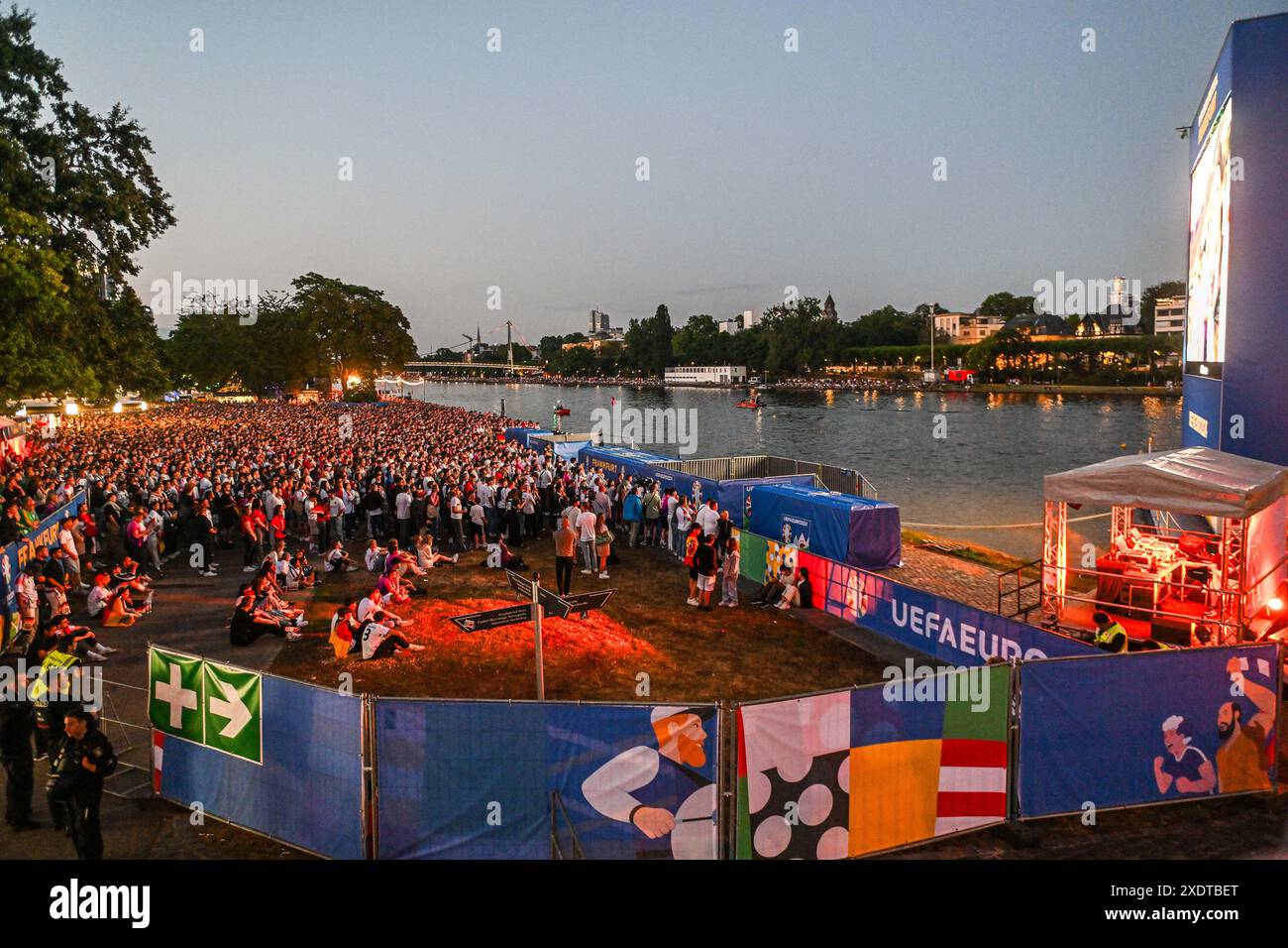 Francfort, Allemagne. 23 juin 2024. Les fans et supporters de l'Allemagne et de la Suisse dans la zone des fans photographiée dans le centre-ville de Francfort-sur-le-main lors d'un match de football entre les équipes nationales de Suisse et d'Allemagne lors de la troisième journée du groupe A dans la phase de groupes du tournoi UEFA Euro 2024, le lundi 23 juin 2024 à Francfort, Allemagne . Crédit : Sportpix/Alamy Live News Banque D'Images