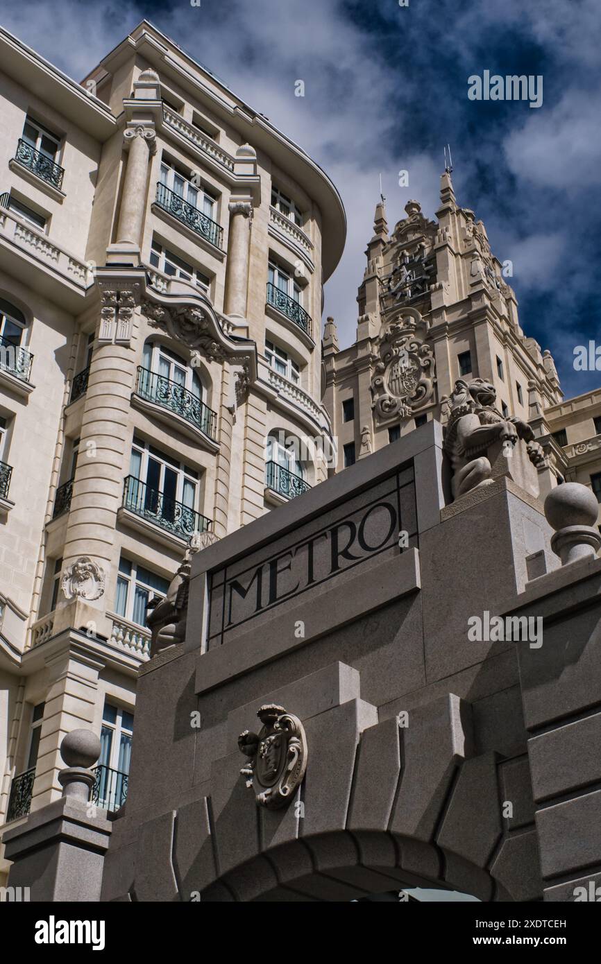 Paysage urbain de Madrid avec le métro templete Gran via Banque D'Images