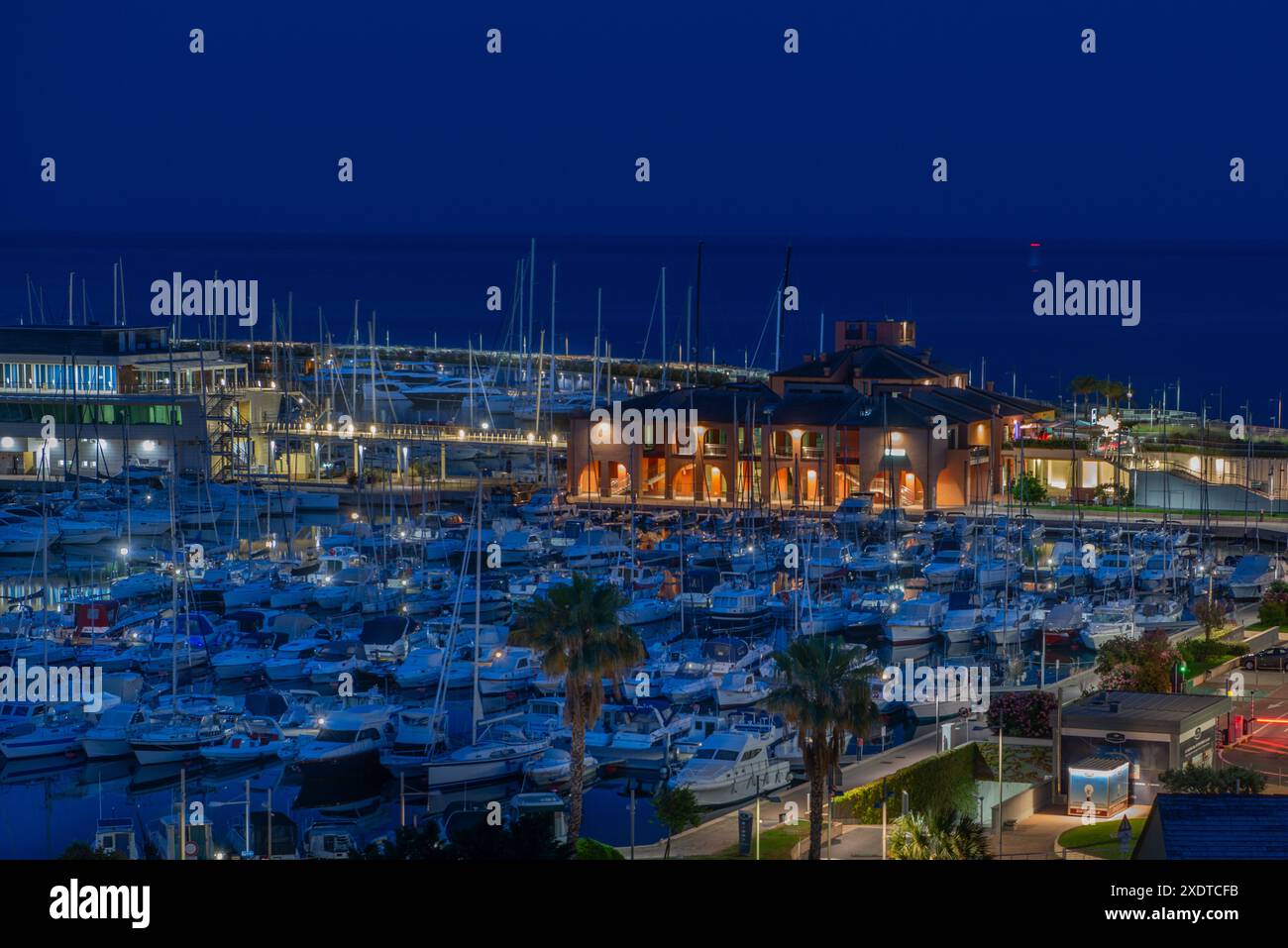 Loano Italie19 juin 2024:Marina di Loano est un port exclusif équipé pour accueillir de grands bateaux jusqu'à 77 mètres, offrant une hospitalité et des s Banque D'Images