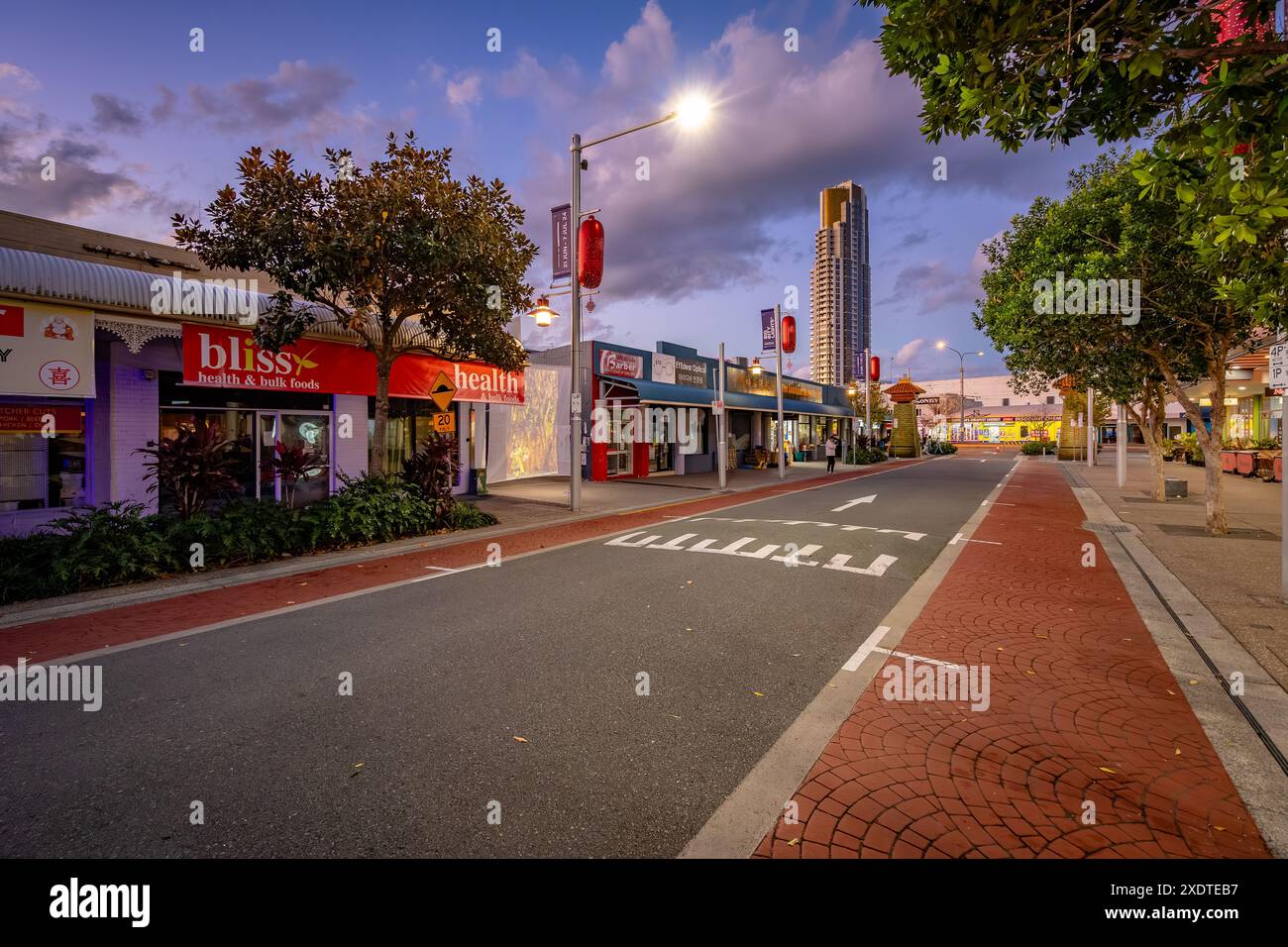 Gold Coast, Queensland, Australie - vue le long de Young Street à Southport au coucher du soleil Banque D'Images