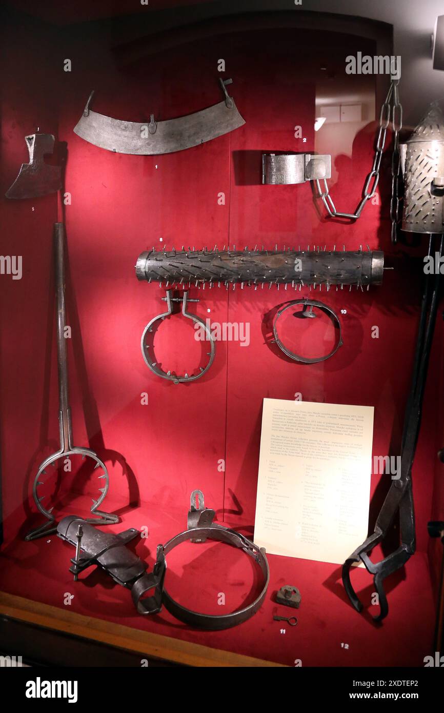 Collection d'instruments médiévaux de torture. Banque D'Images