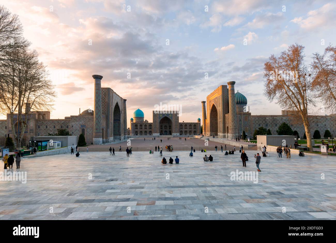 Registan, une vieille place publique au coeur de la ville antique de Samarcande, Ouzbékistan. Traduction : au nom d'Allah tout-puissant qui crée Banque D'Images