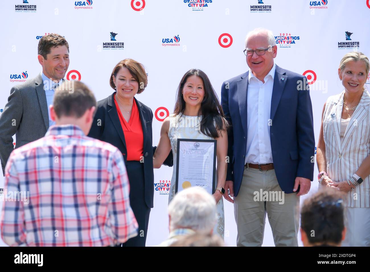 Minneapolis, Minnesota, États-Unis. 24 juin 2024. JACOB FREY, maire de Minneapolis, sénateur américaine AMY KLOBUCHAR (d-MN), États-Unis gymnastique Président et PDG LI LI LEUNG, gouverneur du Minnesota TIM WALZ, et la présidente et chef de la direction des sports et événements du Minnesota, WENDY BLACKSHAW, pose pour une photo après une conférence de presse donnant le coup d'envoi des essais olympiques de gymnastique des États-Unis 2024 et de la semaine de gymnastique urbaine des États-Unis à Minneapolis. (Crédit image : © Steven Garcia/ZUMA Press Wire) USAGE ÉDITORIAL SEULEMENT! Non destiné à UN USAGE commercial ! Banque D'Images