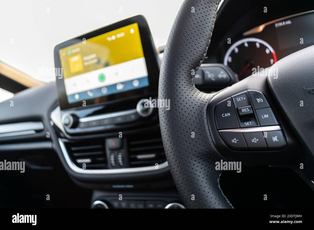 Régulateur de vitesse au volant, tableau de bord et système d'infodivertissement Banque D'Images