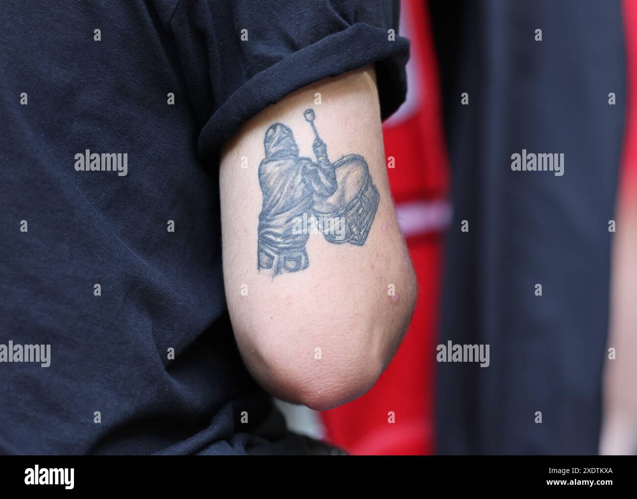 Dusseldorf, Allemagne. 24 juin 2024. Les fans albanais avec tatouage batteur apprécient l'atmosphère pendant le match des Championnats d'Europe de l'UEFA à Dusseldorf Arena, Dusseldorf. Le crédit photo devrait se lire comme suit : David Klein/Sportimage crédit : Sportimage Ltd/Alamy Live News Banque D'Images