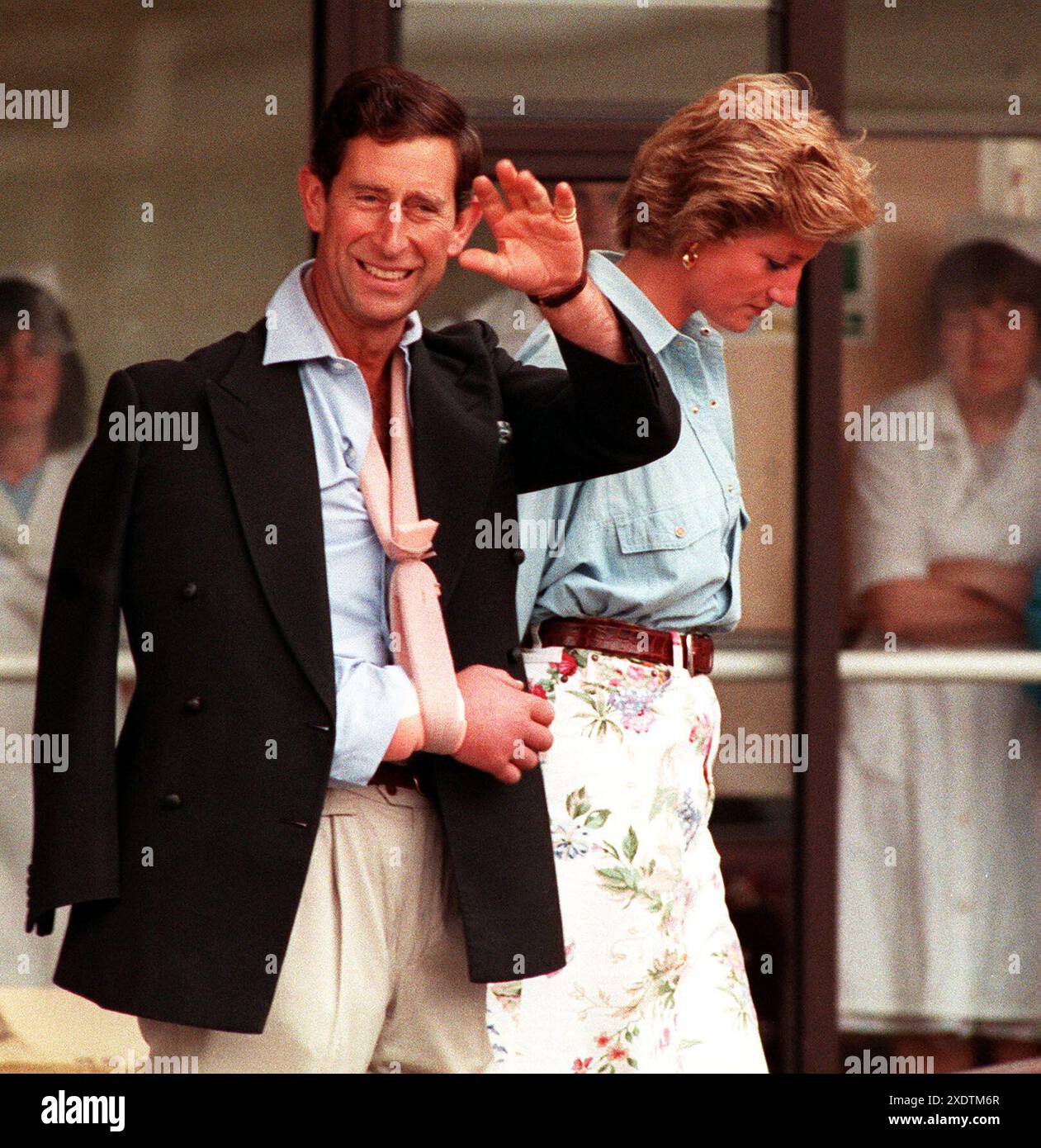Photo du dossier datée du 01/07/1990 du prince de Galles et de la princesse de Galles quittant l'hôpital Cirencester après que le prince eut reçu un traitement pour un bras cassé subi lors d'un match de polo. Date d'émission : lundi 24 juin 2024. Banque D'Images