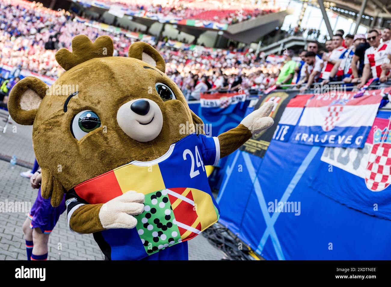 Leipzig, Allemagne. 24 juin 2024. La mascotte Albärt est prête pour le match de l'UEFA Euro 2024 dans le groupe B entre la Croatie et l'Italie au Red Bull Arena de Leipzig. Crédit : Gonzales photo/Alamy Live News Banque D'Images