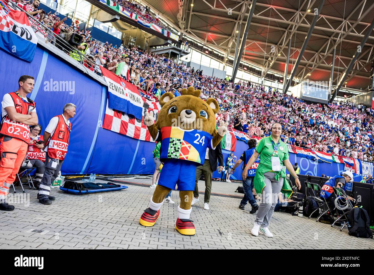 Leipzig, Allemagne. 24 juin 2024. La mascotte Albärt est prête pour le match de l'UEFA Euro 2024 dans le groupe B entre la Croatie et l'Italie au Red Bull Arena de Leipzig. Crédit : Gonzales photo/Alamy Live News Banque D'Images