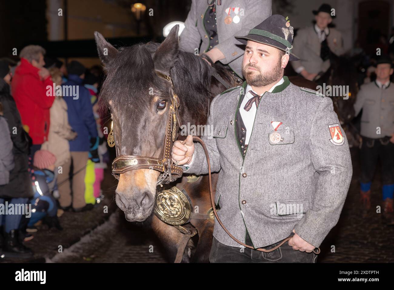 AUTRICHE, Goldegg - 1er JANVIER 2024 : Man Leading Horse pendant l'événement nocturne en tenue traditionnelle Banque D'Images