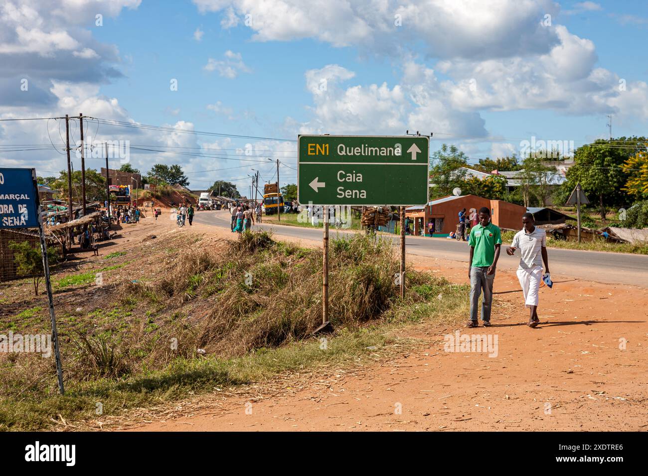 Mozambique, Sofala, Caia, carrefour avec la route N1 Banque D'Images