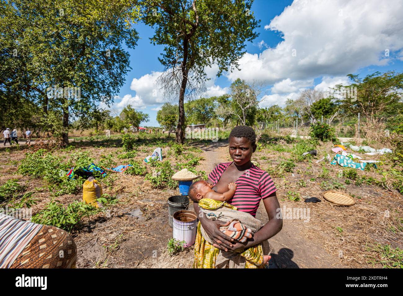 Mozambique, Sofala, Caia, Amambos, femme allaitant en zone rurale Banque D'Images