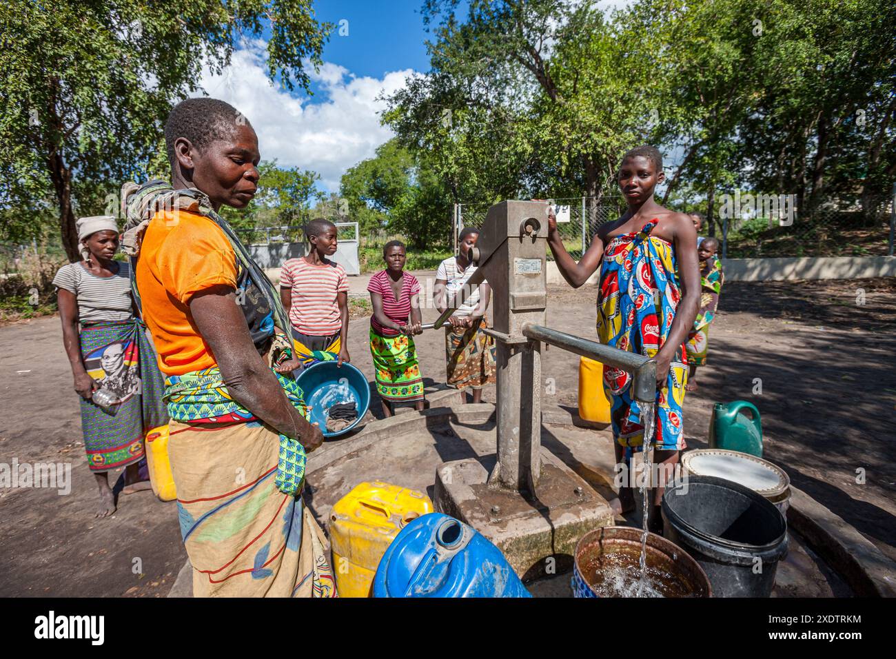 Mozambique, Sofala, Caia, Amambos, femmes attendant leur tour au puits Banque D'Images
