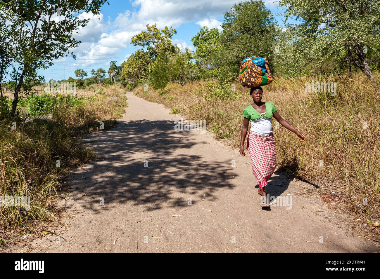 Mozambique, Sofala, Caia, Amambos, femme au village Banque D'Images